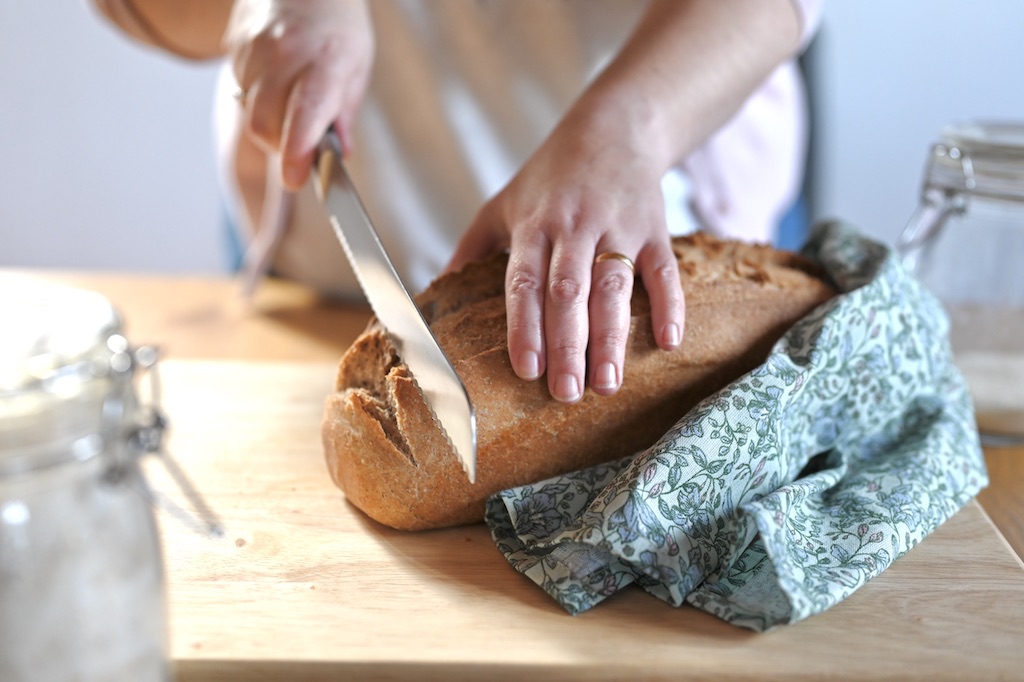 Ofenfrisches_Brot_anschneiden