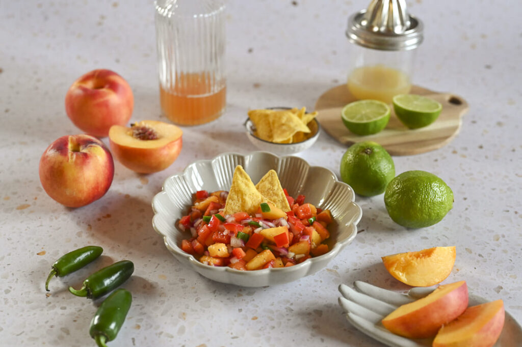 Fruchtige Nektarinen-Salsa mit Paprika, Jalapeños, Limetten und Nacho-Chips – sommerliches Rezept zum Grillen oder als Dip.