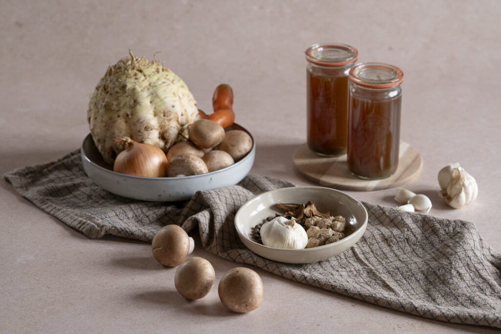 champignon-getrocknete-wildpilze Zutaten für selbstgemachte Pilzbrühe: Champignons, getrocknete Wildpilze und Herbstgemüse