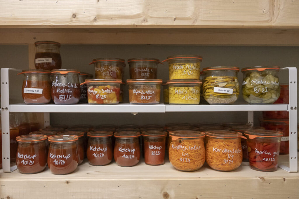 Ausziehbare Schrankregale helfen beim Vorratskammer organisieren