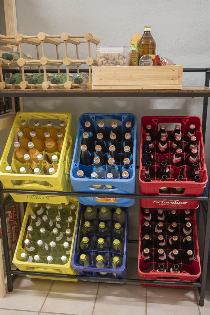 Getränkekisten organisieren mit Getränkekistenregal