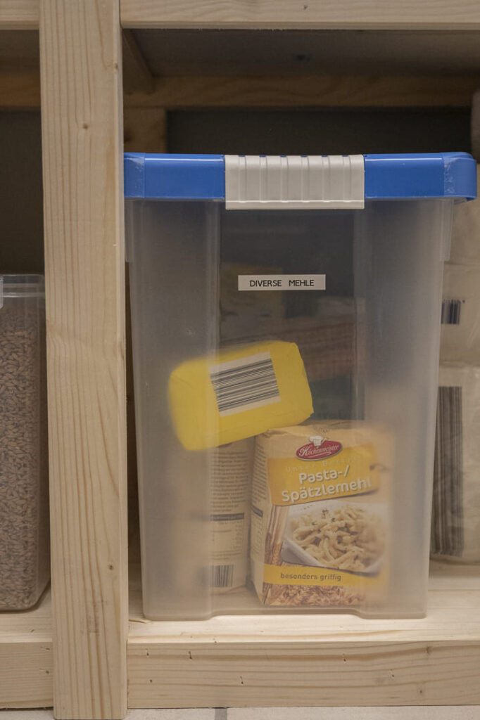 Vorratskammer schädlingsfrei halten: Mehl in Kisten aufbewahren