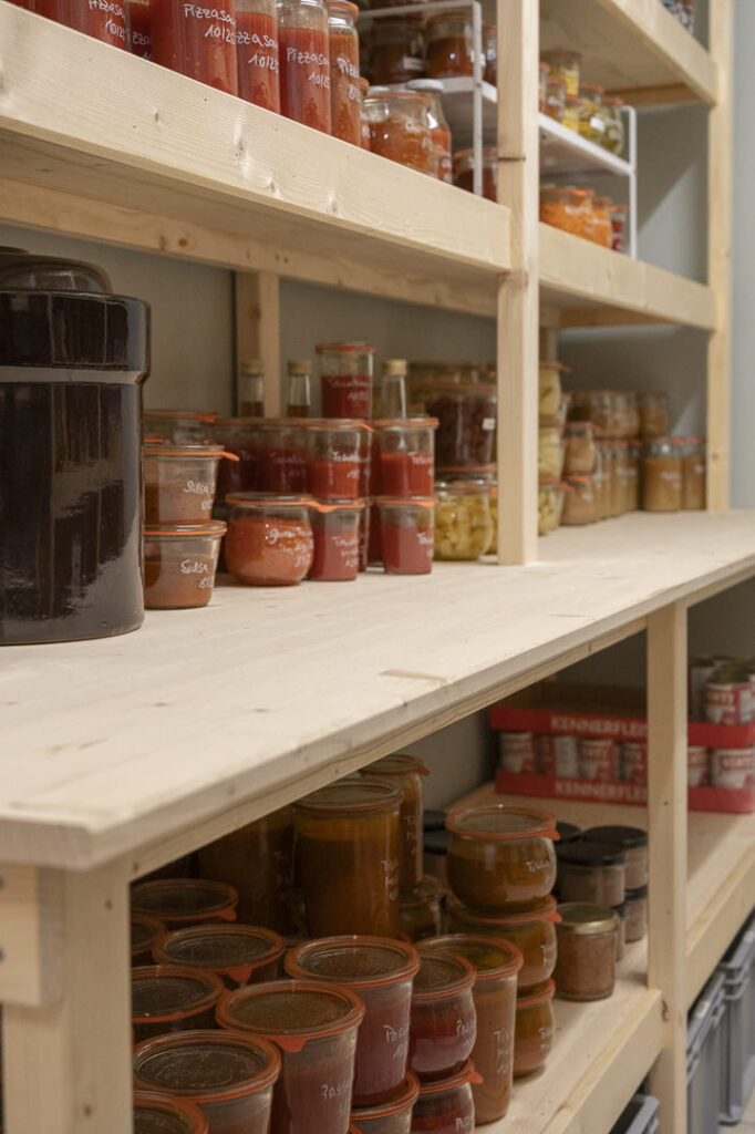 Vorratskammer einrichten mit selbst gebautem Vorratsregal mit Arbeitsfläche