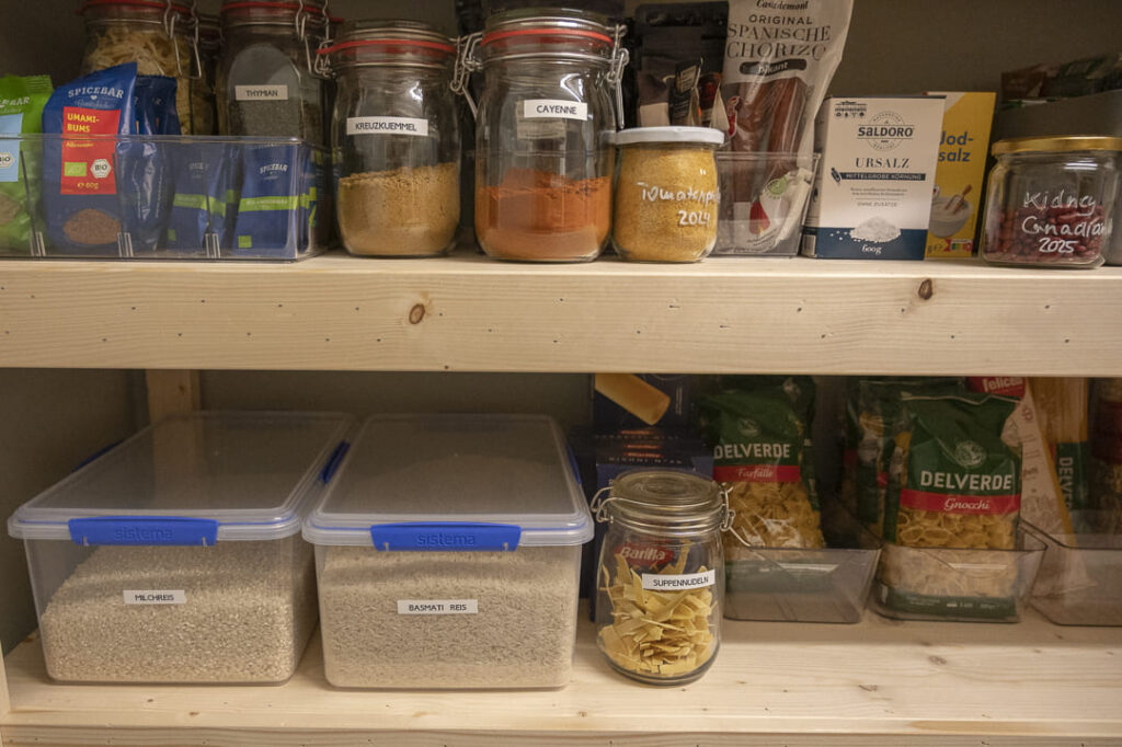 Große Gebinde in Vorratskammer aufbewahren: Reis in lebensmittelechten Frischhalteboxen