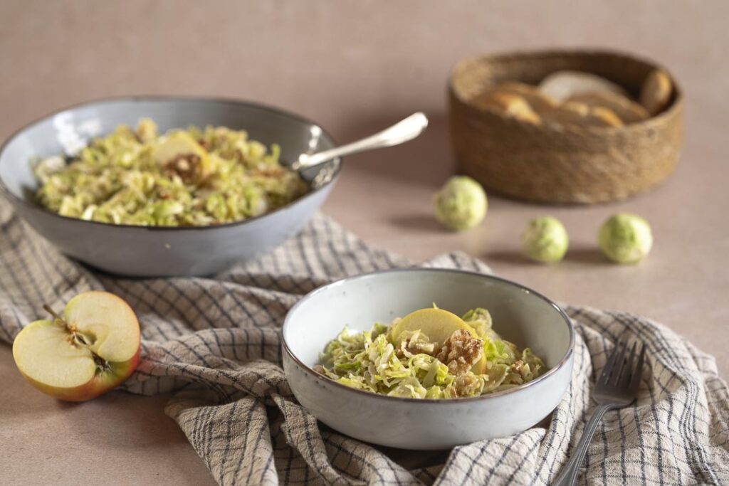 Rosenkohlsalat mit Äpfeln und Walnüssen