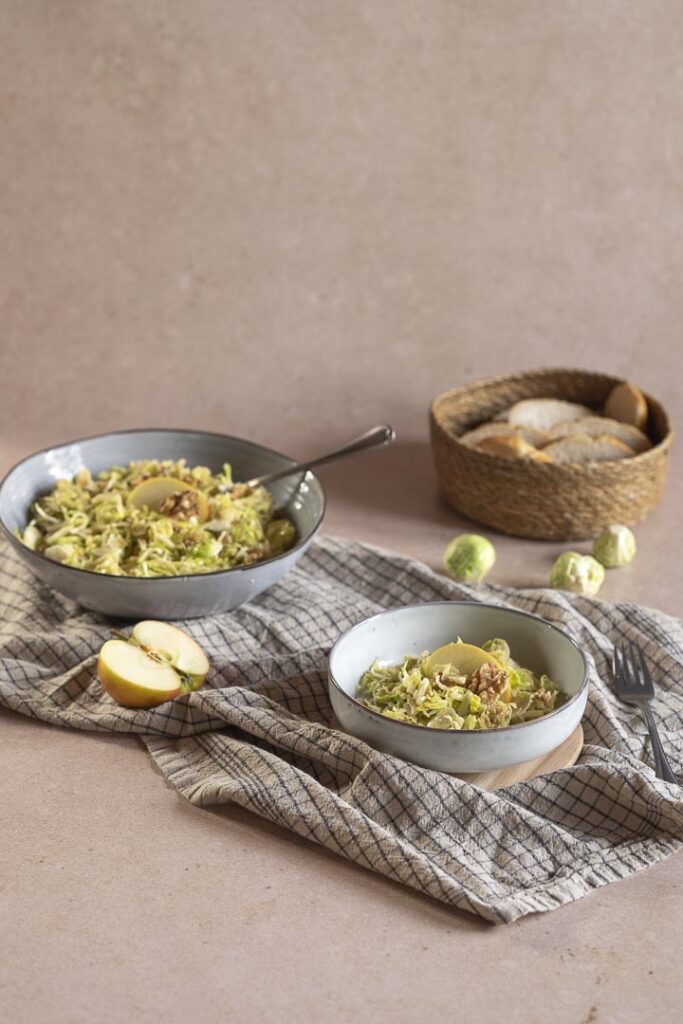 rosenkohlsalat-aepfel-walnuesse Einfacher Rosenkohlsalat mit Äpfel und Walnüssen