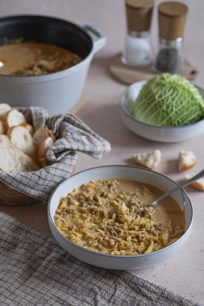 Wirsingeintopf-Hackfleisch-Bohnen Wirsingeintopf mit Hackfleisch und weißen Bohnen