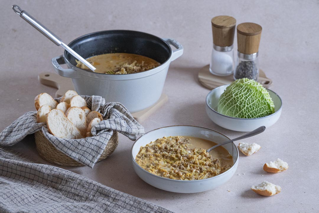 Wirsingeintopf mit Hackfleisch und weißen Bohnen