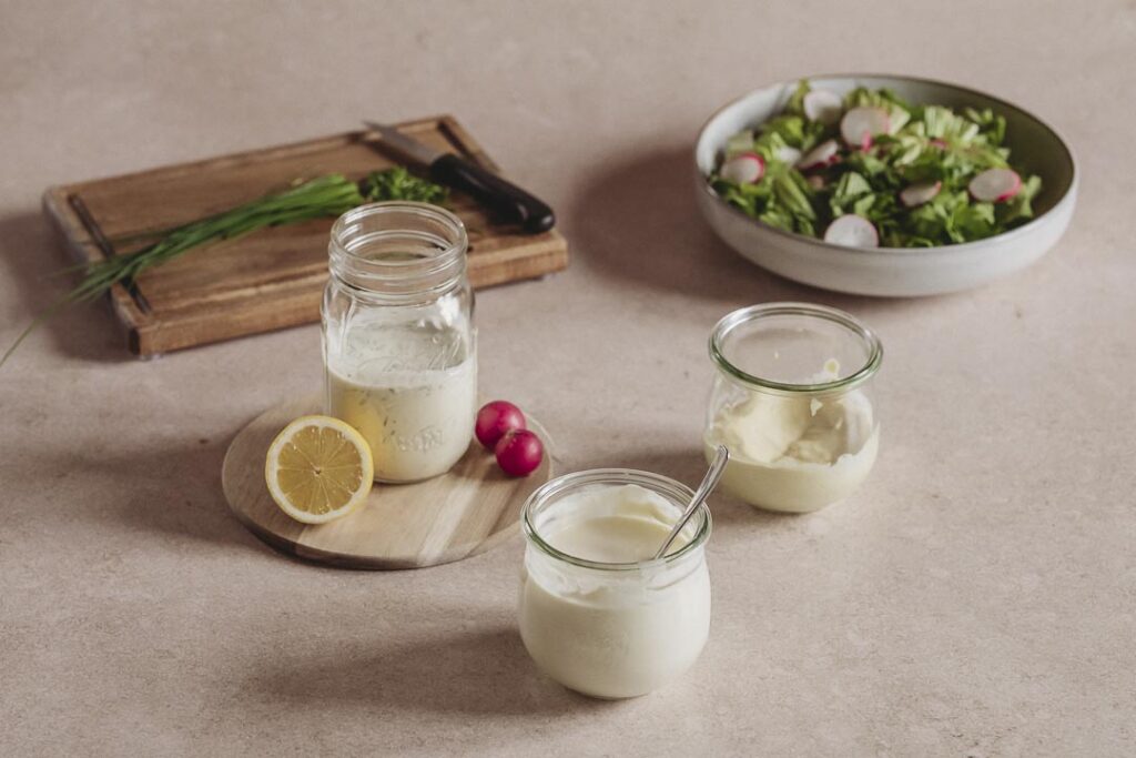 Salat mit selbst gemachtem Sour Cream Dressing