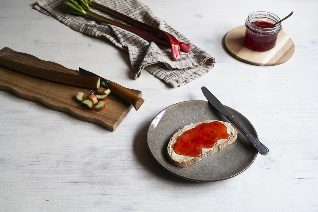 Erdbeer-Rhabarber-Gelee auf einer Scheibe Brot