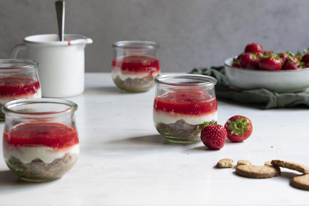 Schichtdessert mit Erdbeeren